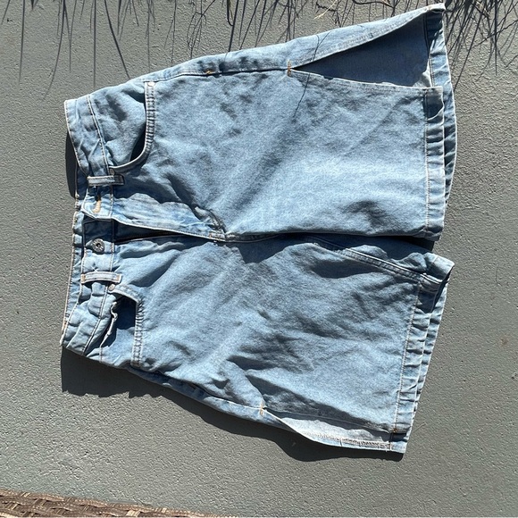 Ragged Jean shorts with slit - Picture 2 of 3